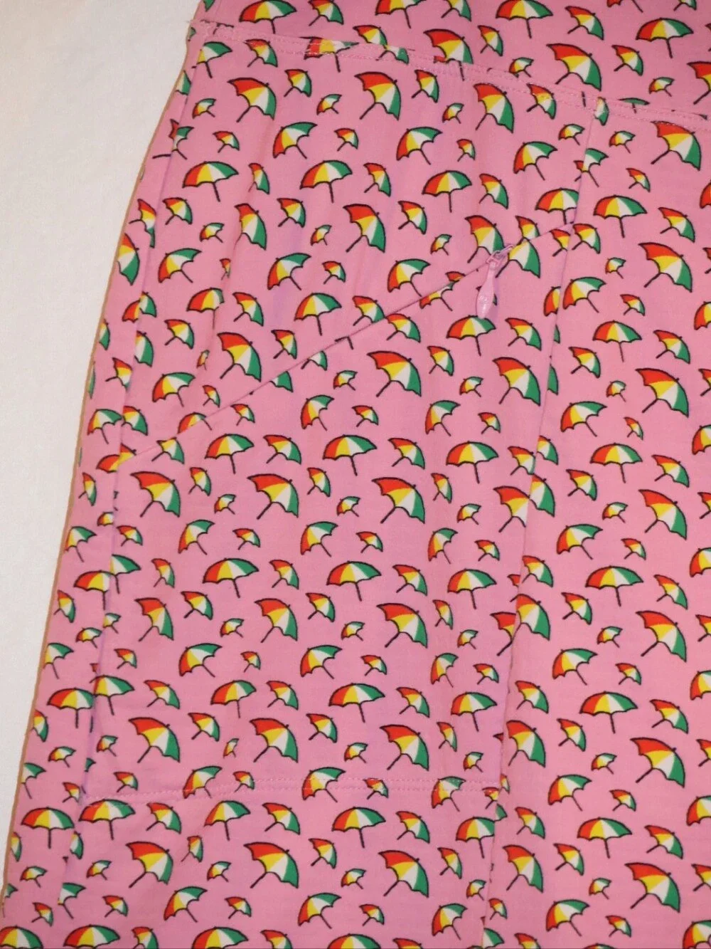 ⁠IBKÜL Pink Franny Umbrella Print Athletic Golf/Tennis Skort.